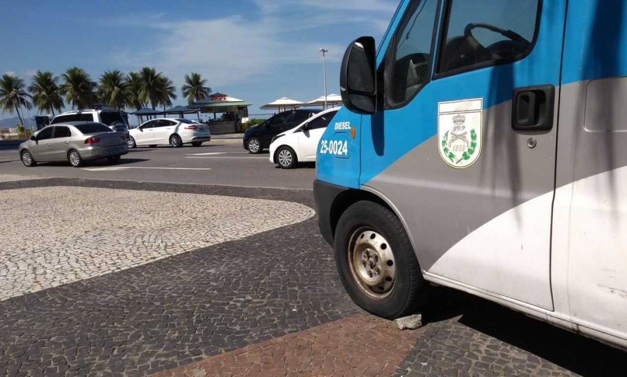Uma pedra mostra que o freio de mão de van da PM está sem funcionar Foto: Gustavo Goulart / Agência O Globo