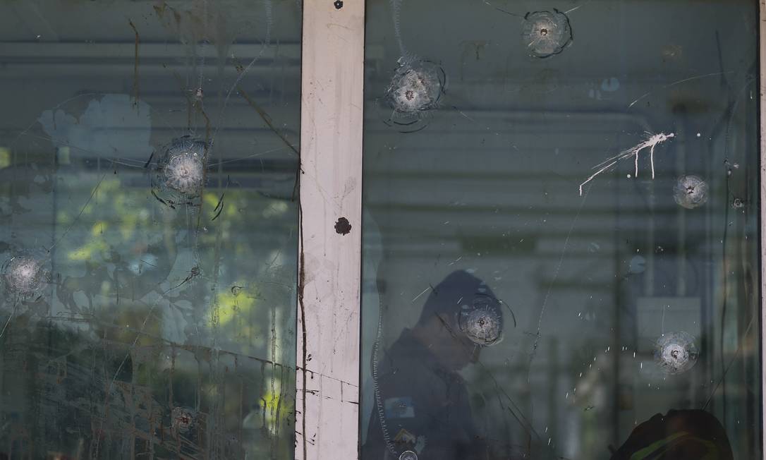 Marcas de tiro na cabine da Polícia Militar na Cidade de Deus Foto: Pablo Jacob / Agência O Globo