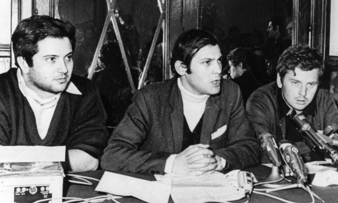 França (Paris) - 1968- Politica - França - Movimento de maio de 1968 - Na Universidade de Sorbonne os líderes dos estudantes: da esq. para a direita: Alain Gesmar, Jacques Sauvageot e Daniel Cohn-Bendit - Foto France-Soir