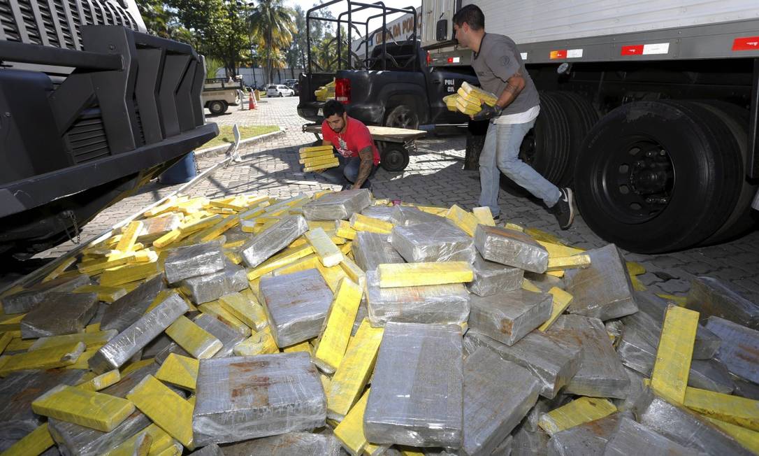 Policiais organizam a droga apreendida em caminhão na Via Dutra Foto: Domingos Peixoto / Agência O Globo