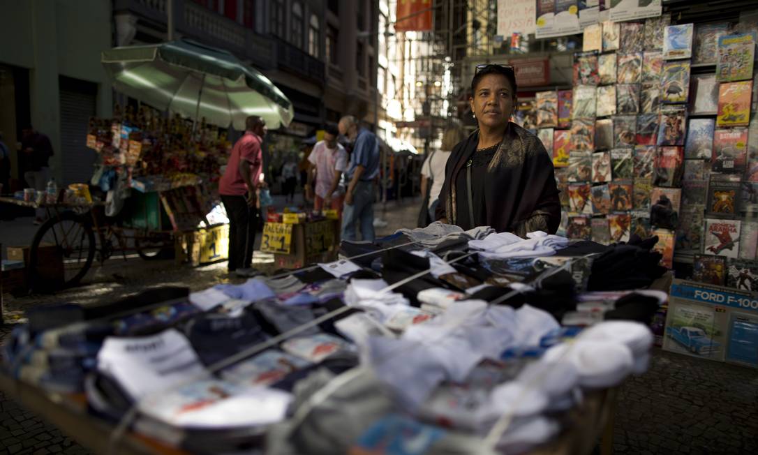 
Depois de perder o emprego de copeira e não conseguir recolocação, Sueli dos Santos Freitas começou a vender meias na rua
Foto:
Márcia Foletto
/
Agência O Globo
