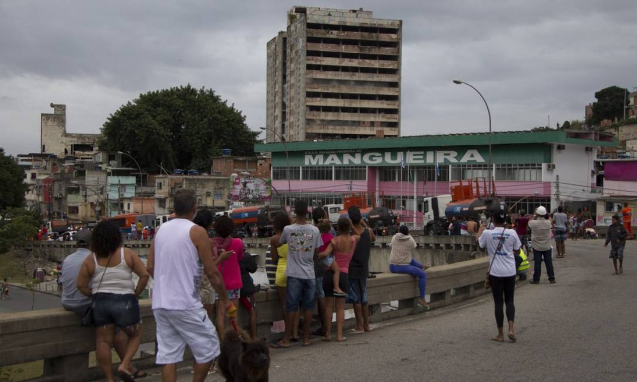O antigo prédio do Instituto Brasileiro de Geografia e Estatística (IBGE), na Mangueria, foi implodido às 7h05m Foto: Ricardo Cassiano / Agência O Globo