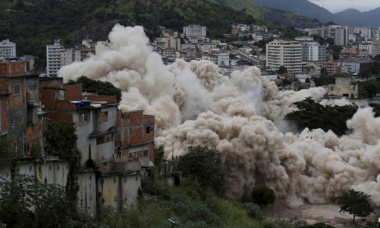 Foram usados 150 quilos de explosivos Foto: Domingos Peixoto / Agência O Globo