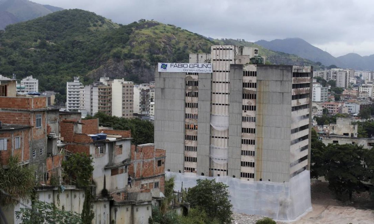 O detonador foi posicionado em cima de uma laje, no alto do morro, de onde o prefeito e a imprensa acompanharam a demolição Foto: Domingos Peixoto / Agência O Globo