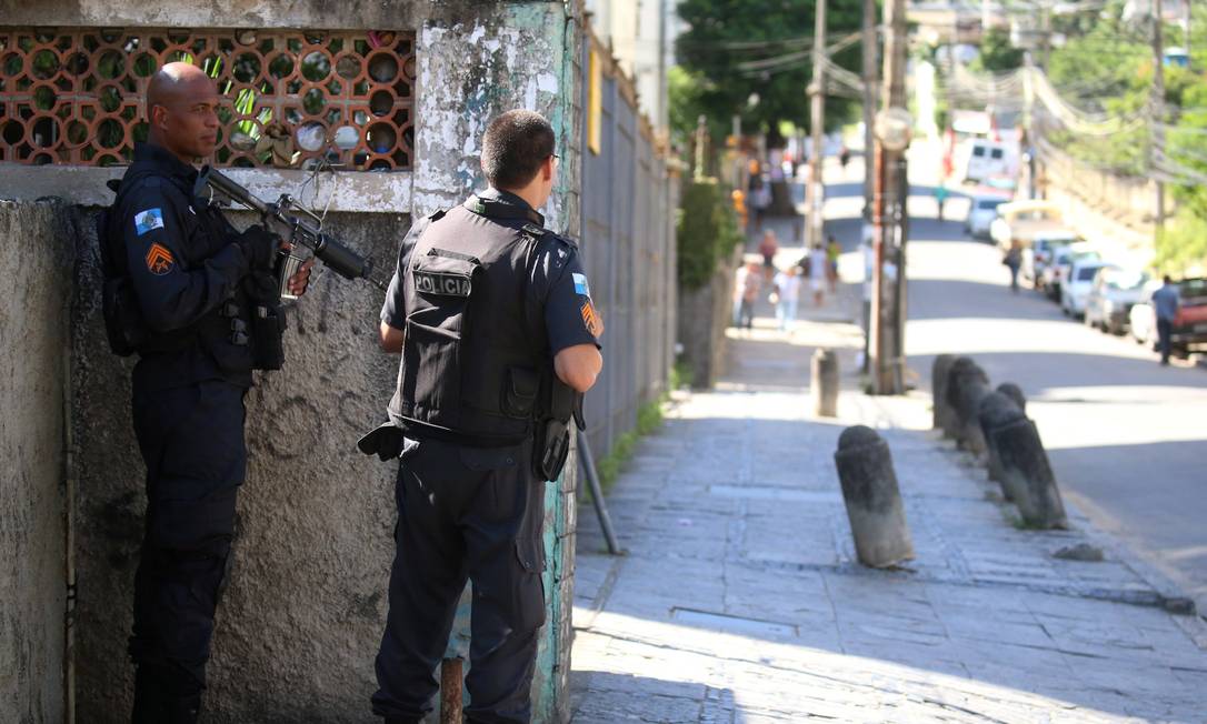 Policiais na entrada de uma comunidade na Praça Seca Foto: Fabiano Rocha / Agência O Globo