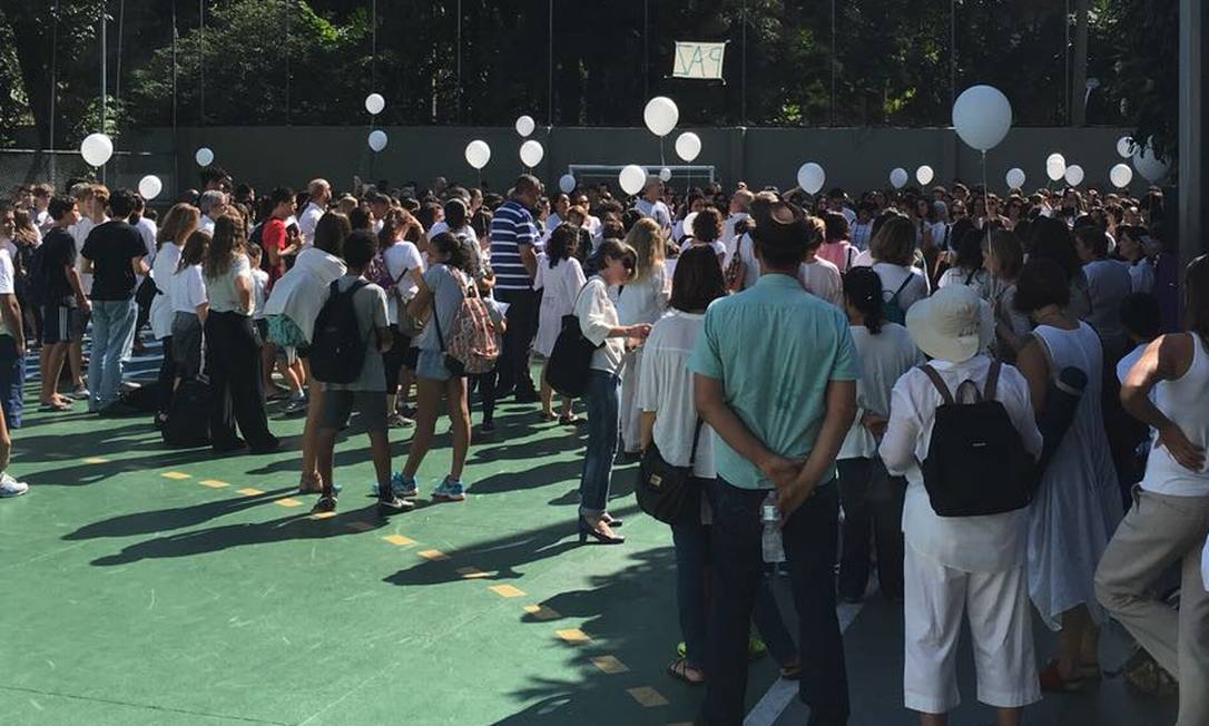 Alunos do Colégio São Vicente fazem protesto por demissões de professores -  Jornal O Globo