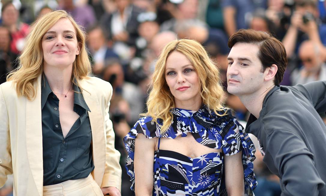 Os atores Kate Moran, Vanessa Paradis e Nicolas Maury no lançamento de 'Knife + Heart', em Cannes Foto: ALBERTO PIZZOLI / AFP