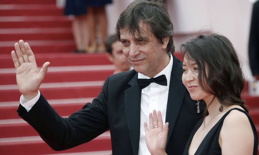 O diretor Sergey Dvortsevoy e a atriz Samal Yeslyamova apresentam 'Ayka', em Cannes Foto: JEAN-PAUL PELISSIER / REUTERS