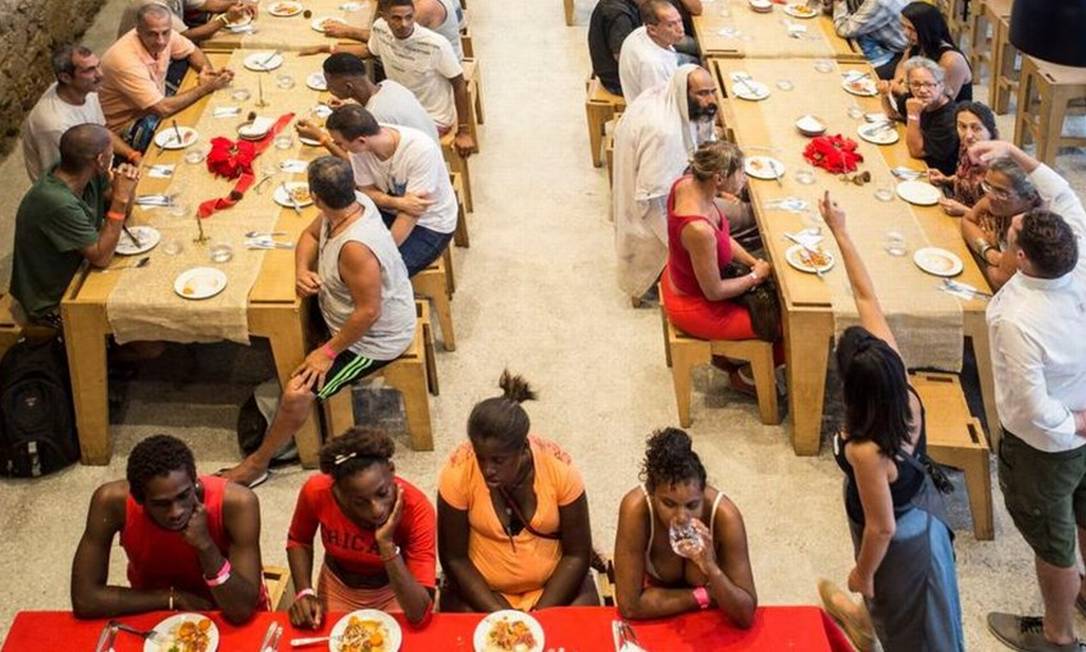Grupo Refettorio Gastromotiva prepara refeições para moradores de rua na Lapa: inclusão social por meio da alimentação Foto: Ana Branco / Agência O Globo/24-12-2016