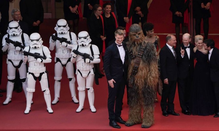 Stormtroopers e Chewbacca presentes na festa Foto: LAURENT EMMANUEL / AFP