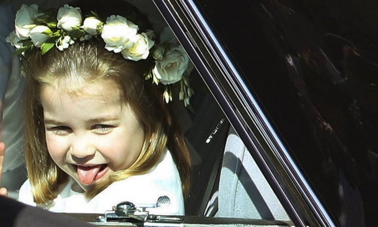 Daminha do casamento, a princesa Charlotte deu show de fofura e roubou a cena. Teve até língua para os fotógrafos Foto: Andrew Milligan / AP
