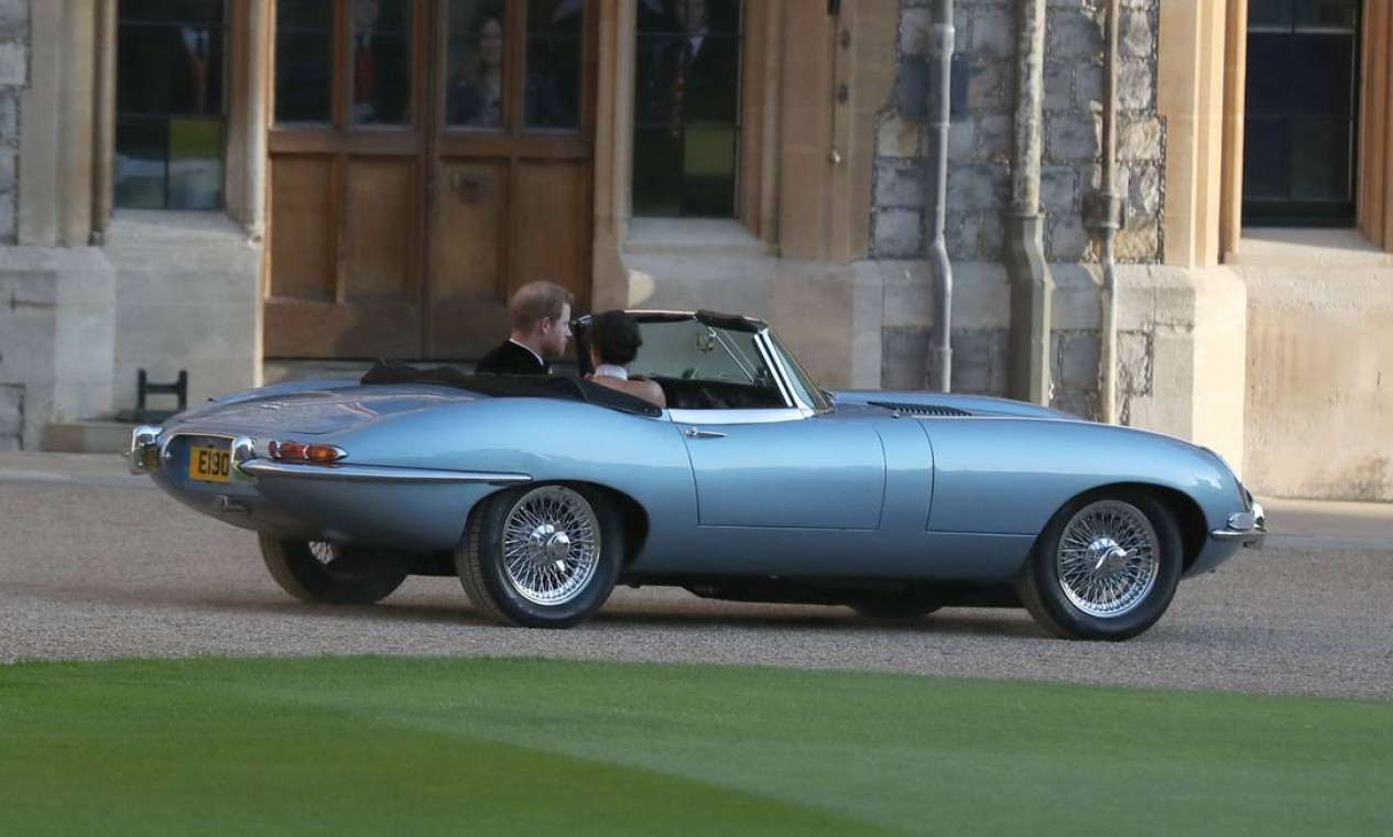 Harry, agora duque de Sussex, dirigiu um modelo Jaguar de 1968 Foto: STEVE PARSONS / AFP