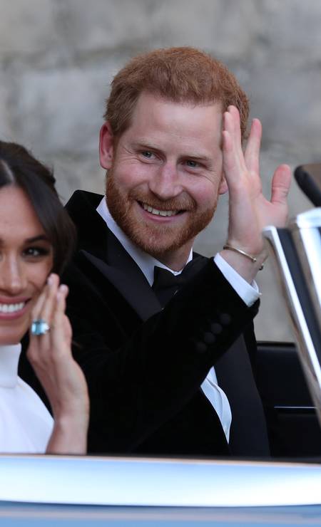 Meghan exibe anel de água marinha que pertenceu à princesa Diana e que foi presente de Harry à mulher Foto: POOL / REUTERS