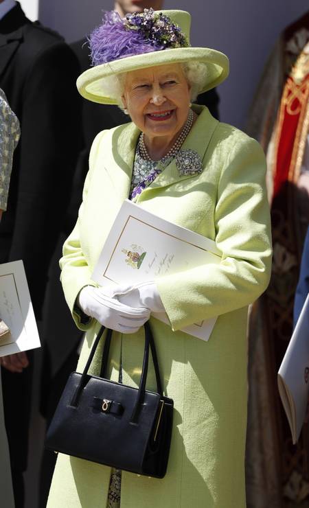 A rainha Elizabeth escolheu look verde para acompanhar o casamento do neto. Aqui, o sorriso e o chapéu da monarca depois da cerimônia Foto: Alastair Grant / AP