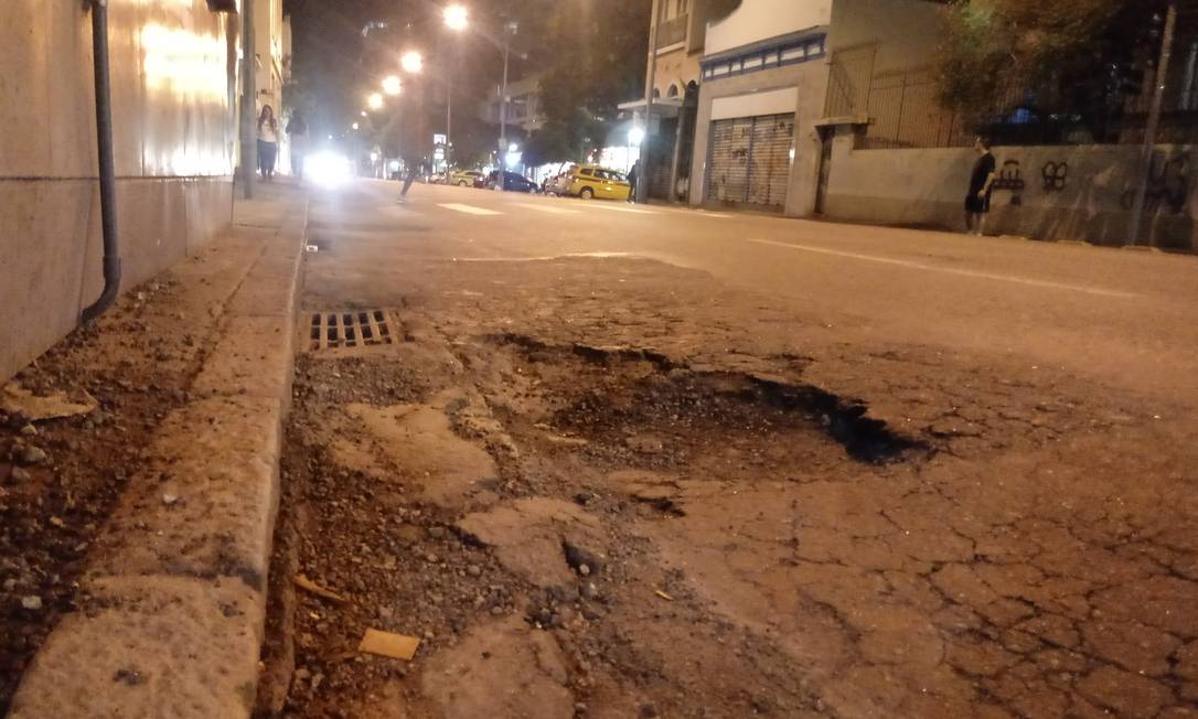 Buraco na Rua das Laranjeiras atrapalha motoristas e pedestres Foto: Foto do leitor