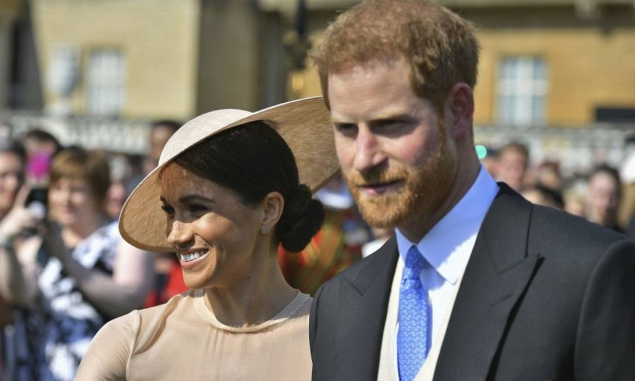 Os dois adiaram férias na Namíbia para participar das comemorações dos 70 anos do príncipe Charles numa festa nos jardins do palácio de Buckingham Foto: Dominic Lipinski / AP