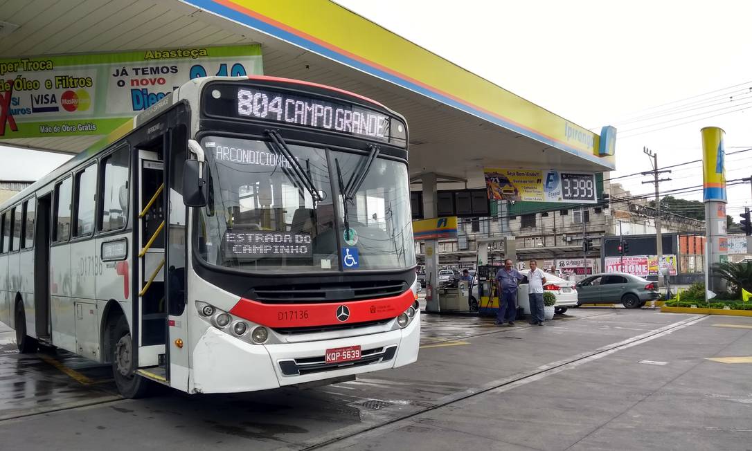 Ônibus abastece em posto em Campo Grande, na Zona Oeste Foto: Gustavo Goulart / Agência O Globo