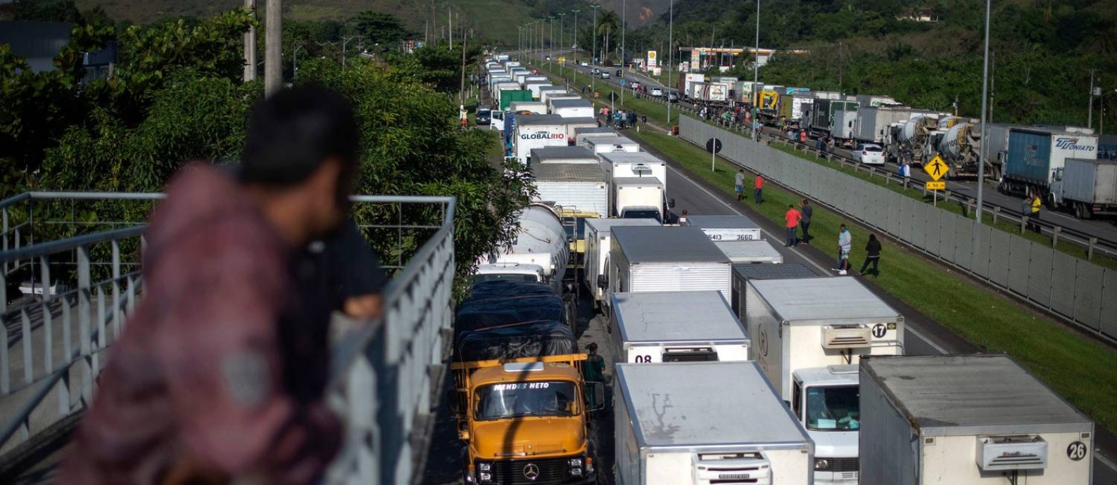 Caminhoneiros bloqueiam parcialmente a BR-116, perto de Magé, no Rio. Foto: Mauro Pimentel / AFP