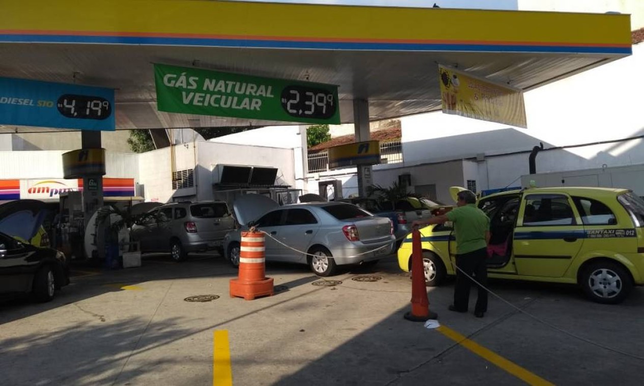 Fotos: Greve dos caminhoneiros faz taxista apelar para álcool de cozinha  para abastecer carro