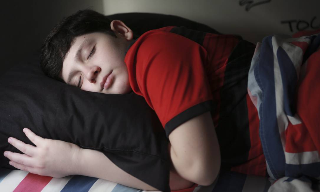 Rodrigo Guimarães, 12, passou por uma cirurgia para liberar as vias aéreas e retomou a qualidade do sono Foto: Roberto Moreyra / Agência O Globo