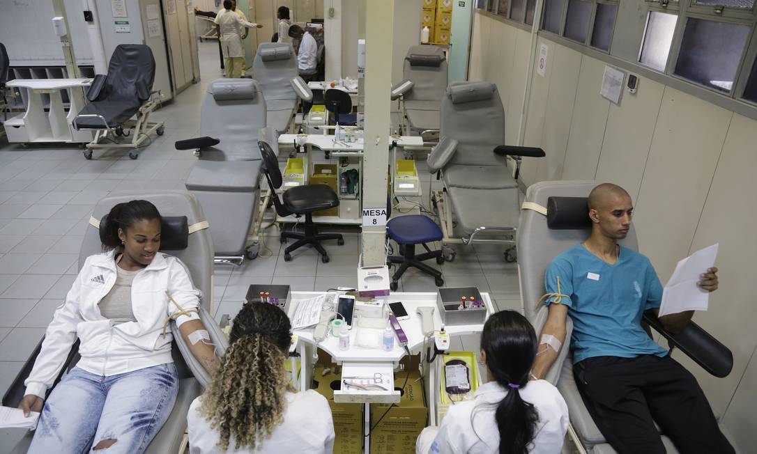 Karina Medeiros (à esquerda) aproveitou o dia sem trabalho para doar sangue Foto: Antonio Scorza / Agência O Globo