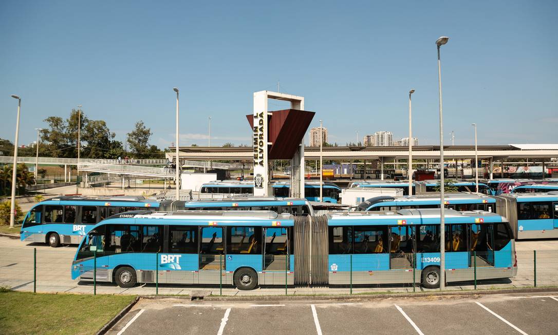 Ônibus articulados do BRT estacionados na estação Alvorada, na Barra da Tijuca Foto: Brenno Carvalho / Agência O Globo