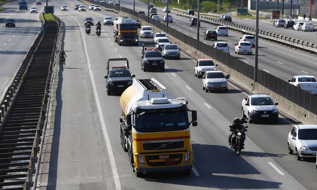 Forças de segurança já fizeram a escolta de 257 caminhões de combustível Foto: Agência O Globo