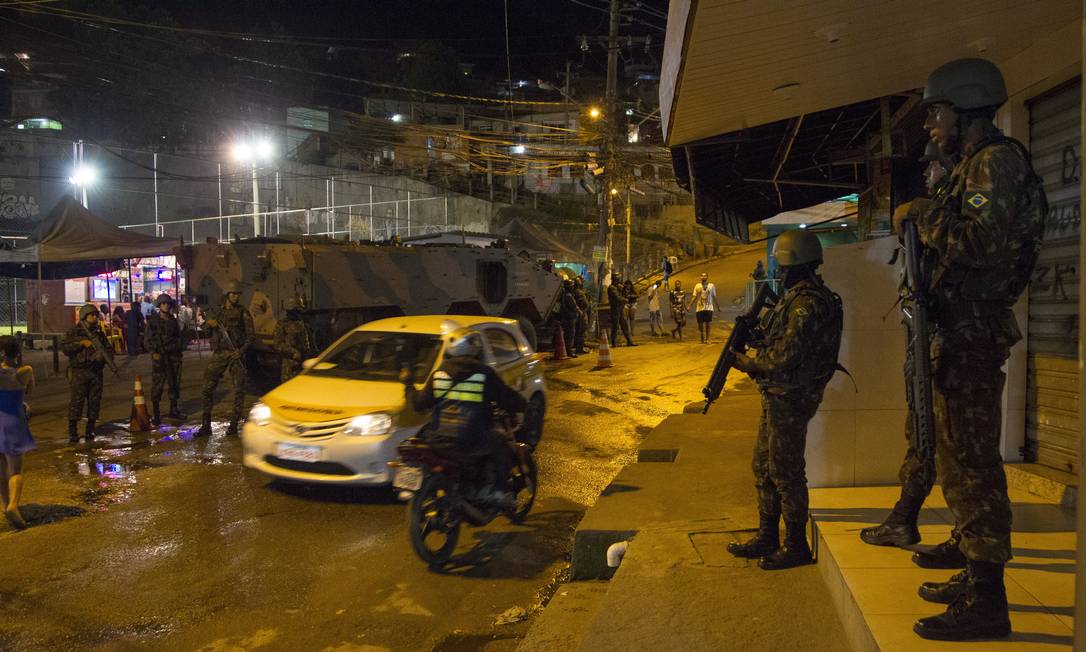 Forças Armadas fazem operação na Praça Seca Foto: Ricardo Cassiano 19-05-2018 / Agência O Globo