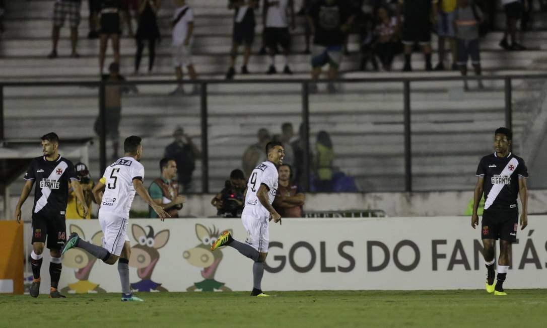 Kieza, ao centro, comemora o primeiro gol do Botafogo Antonio Scorza / Antonio Scorza