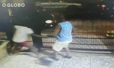 O bandido est? com camisa branca e Augusto Cezar, de azul Foto: Reprodu??o