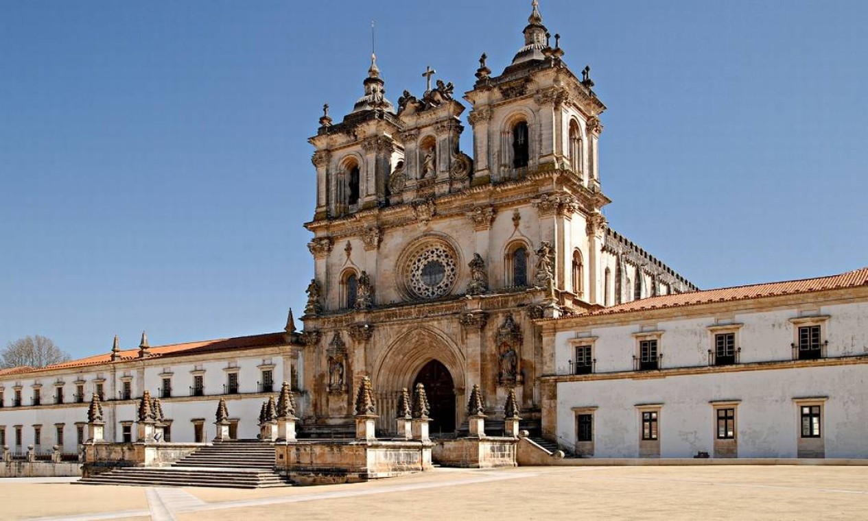 O mosteiro é um dos destaques da cidade de Alcobaça Foto: Divulgação