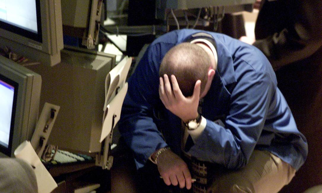
Trabalhador da Bolsa de Nova York em um dia de forte oscilação do mercado em 2000: estresse no trabalho pode levar à morte prematura de homens com histórico de problemas cardiometabólicos
Foto:
Reuters/Brad Rickerby/18-10-2000
