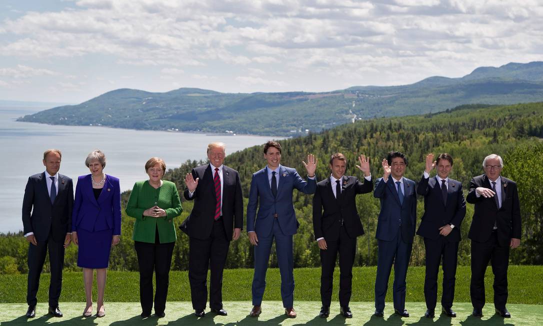 
Os chefes de governo dos países do G7 e líderes da União Europeia posam para a tradicional ‘foto de família’ da reunião nesta sexta no Canadá: desavenças comerciais e ambientais devem fazer encontro terminar neste sábado sem declaração final conjunta
Foto:
AFP
