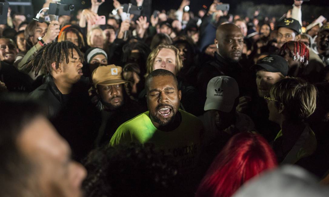 Kanye West cercado por amigos durante o lançamento do álbum 'Ye', em Moran, Wyoming Foto: RYAN DORGAN / NYT