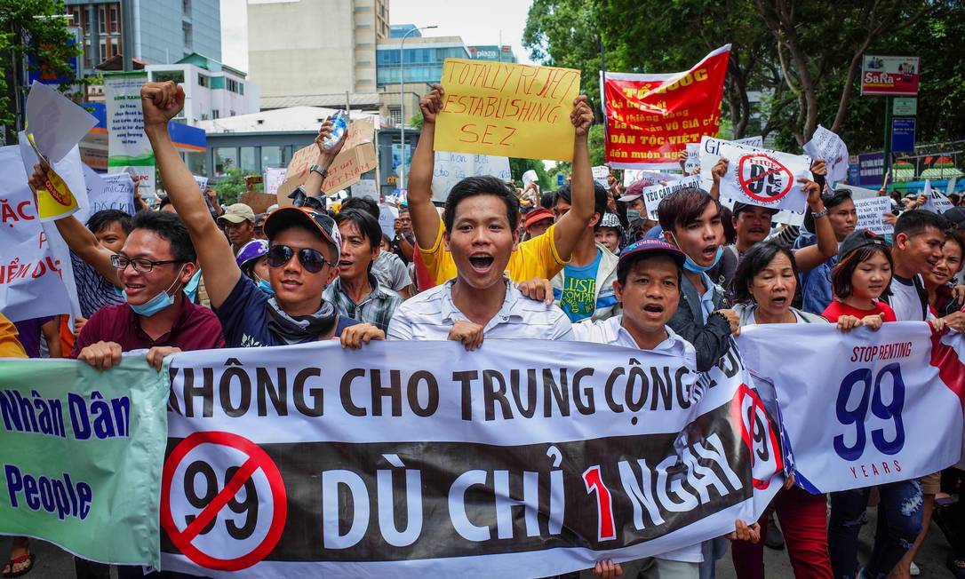 Manifestantes chineses protestam contra projeto de lei que pretende arrendar terras para investidores durante 99 anos Foto: KAO NGUYEN / AFP