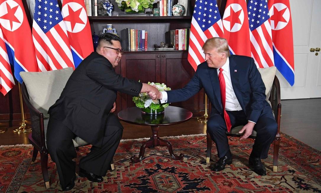 Com Kim sorridente, lÃ­deres apertam mÃ£os em gesto de boa vontade para negociaÃ§Ãµes; Trump disse que estava confiante para uma 'tremenda relaÃ§Ã£o' com o ditador do regime de Pyongyang SAUL LOEB / AFP