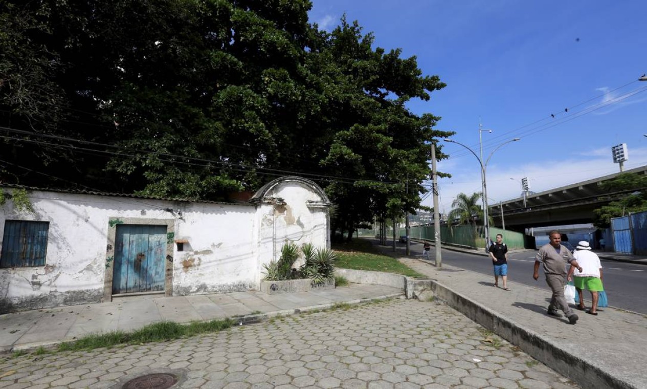 A fachada está com rachaduras, a estátua de lagarto, por onde jorrava água, está quebrada, e o tanque virou 'banheiro' de moradores de rua Foto: Marcos Ramos / Agência O Globo