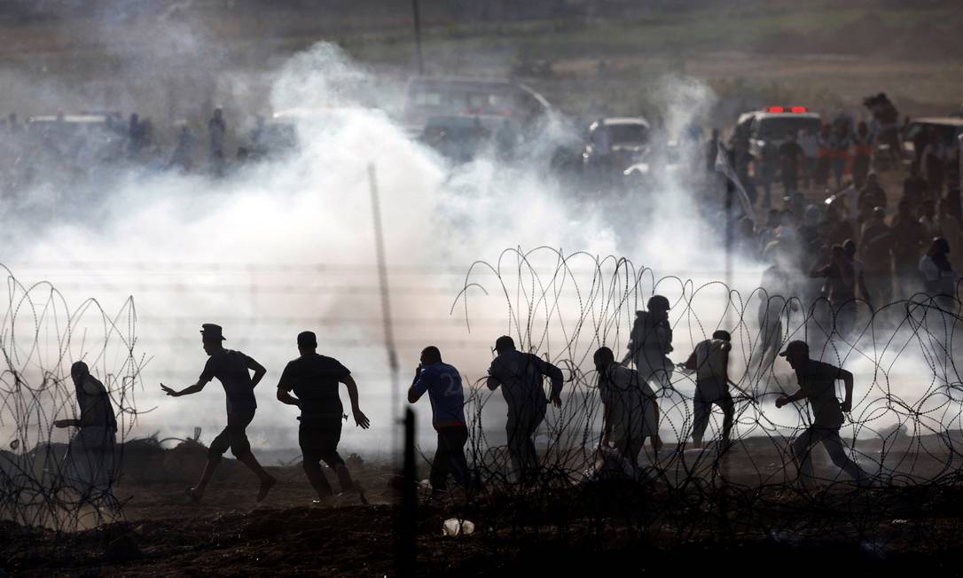 Palestinos protestam na fronteira da Faixa de Gaza com Israel Foto: AMIR COHEN / REUTERS
