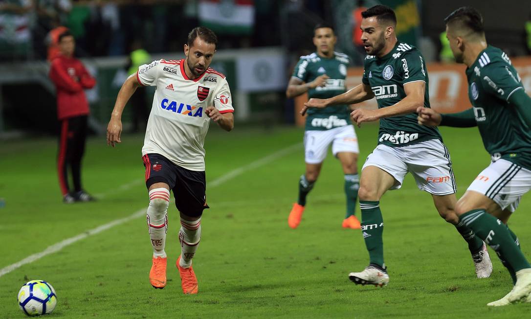 Com briga e seis expulsos no fim, Palmeiras e Flamengo empatam