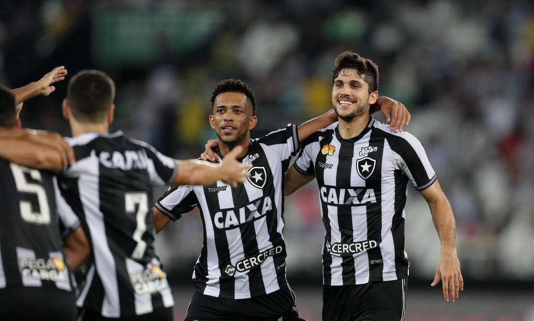 Igor Rabello Ã© abraÃ§ado ao marcar gol na vitÃ³ria do Botafogo sobre o AtlÃ©tico-PR Marcio Alves / Marcio Alves