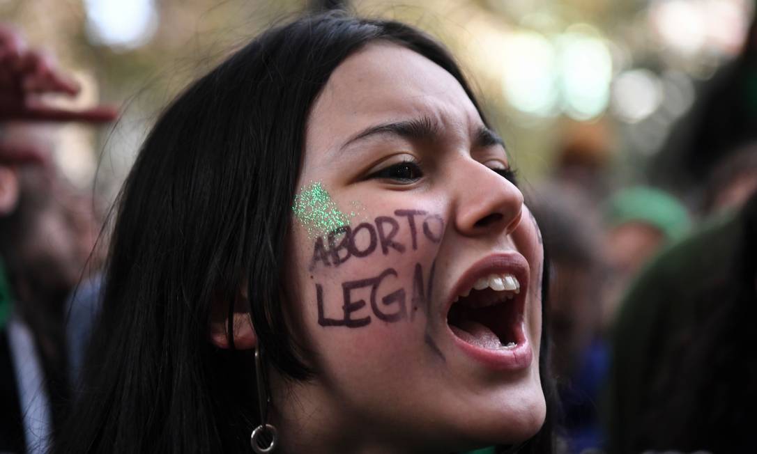 Manifestantes pró-aborto alegam que proibição provoca a morte de mulheres que buscam cirurgias clandestinas Foto: EITAN ABRAMOVICH / AFP