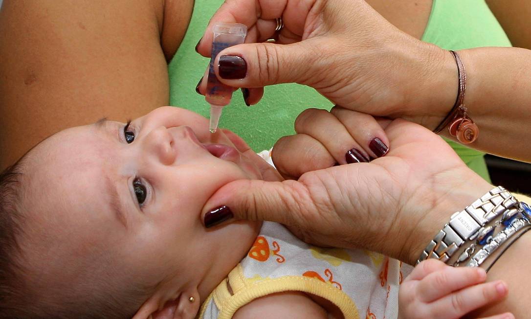 
Criança é vacina contra a pólio em ação de uma das campanhas nacionais no Rio: cobertura em queda preocupa
Foto:
Simone Marinho/25-08-2007
