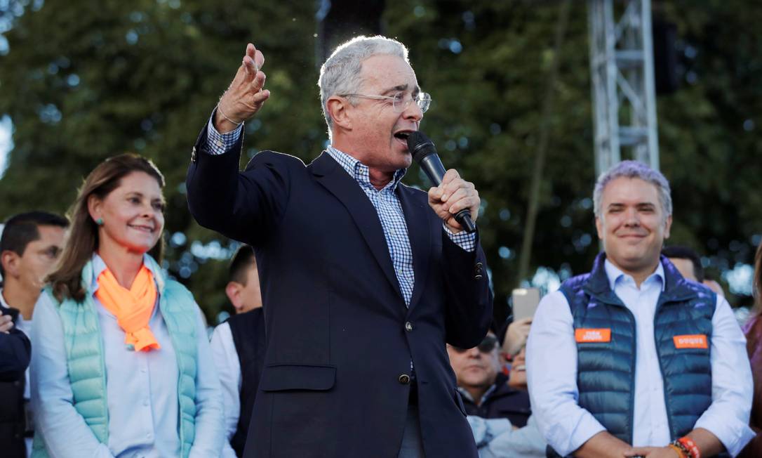 Uribe em campanha para a eleição de Iván Duque: oito anos após deixar o poder, ex-presidente mantém a influência no cenário político
Foto: HENRY ROMERO / REUTERS