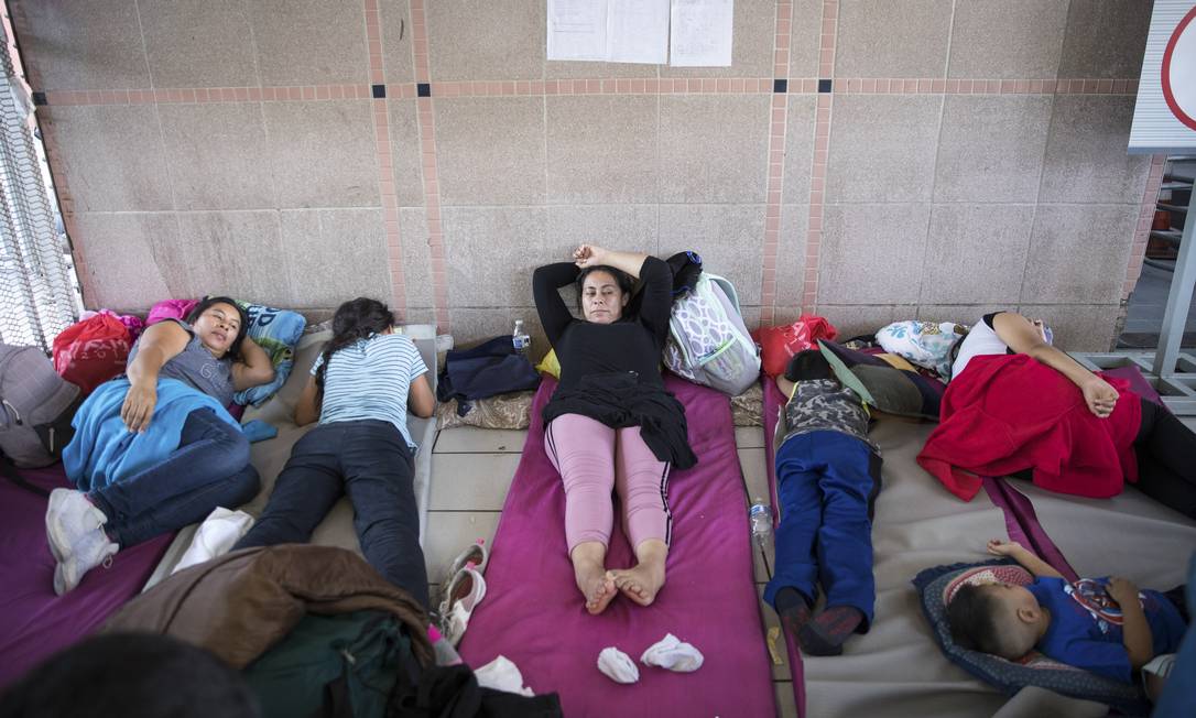 
Migrantes esperam em posto dos EUA em Nogales, no México: famílias que cruzam estão sendo separadas
Foto:
/ MARIAN CARRASQUERO/NYT
