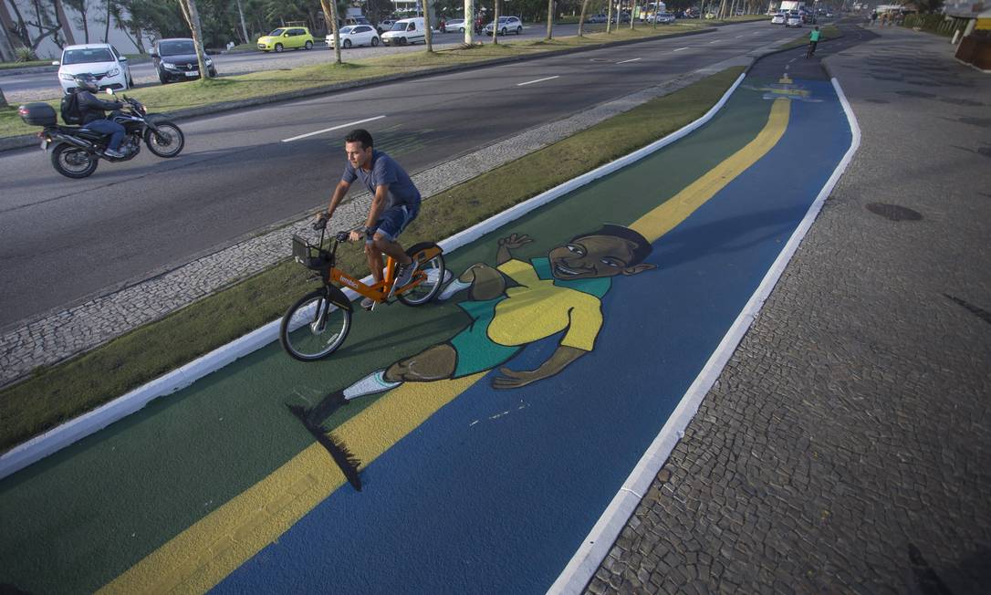 Pesquisa mostra que maioria dos ciclistas usa a bicicleta para ir trabalhar Foto: Agência O Globo