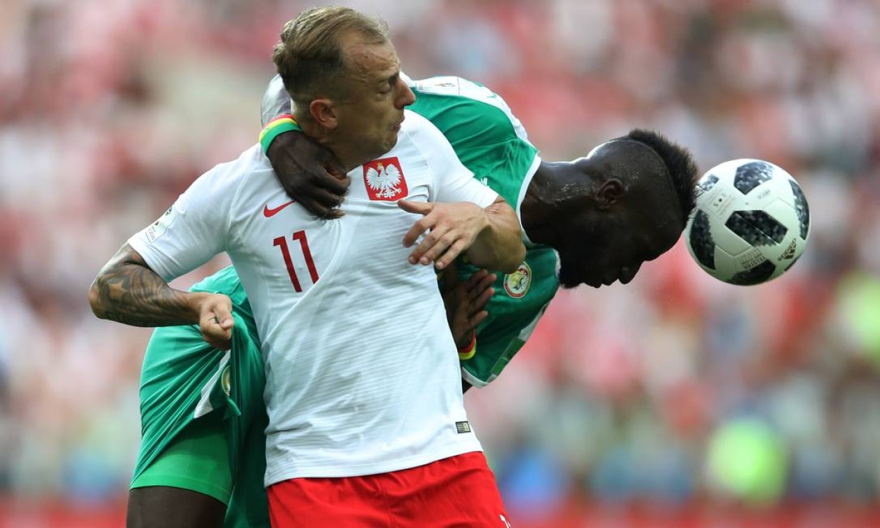 O camisa 6 de Senegal, Salif Sane teve sua vida complicada com a dupla de ataque polaca. Na disputa, ganhou mais uma de Kamil Grosicki Foto: CARL RECINE / REUTERS