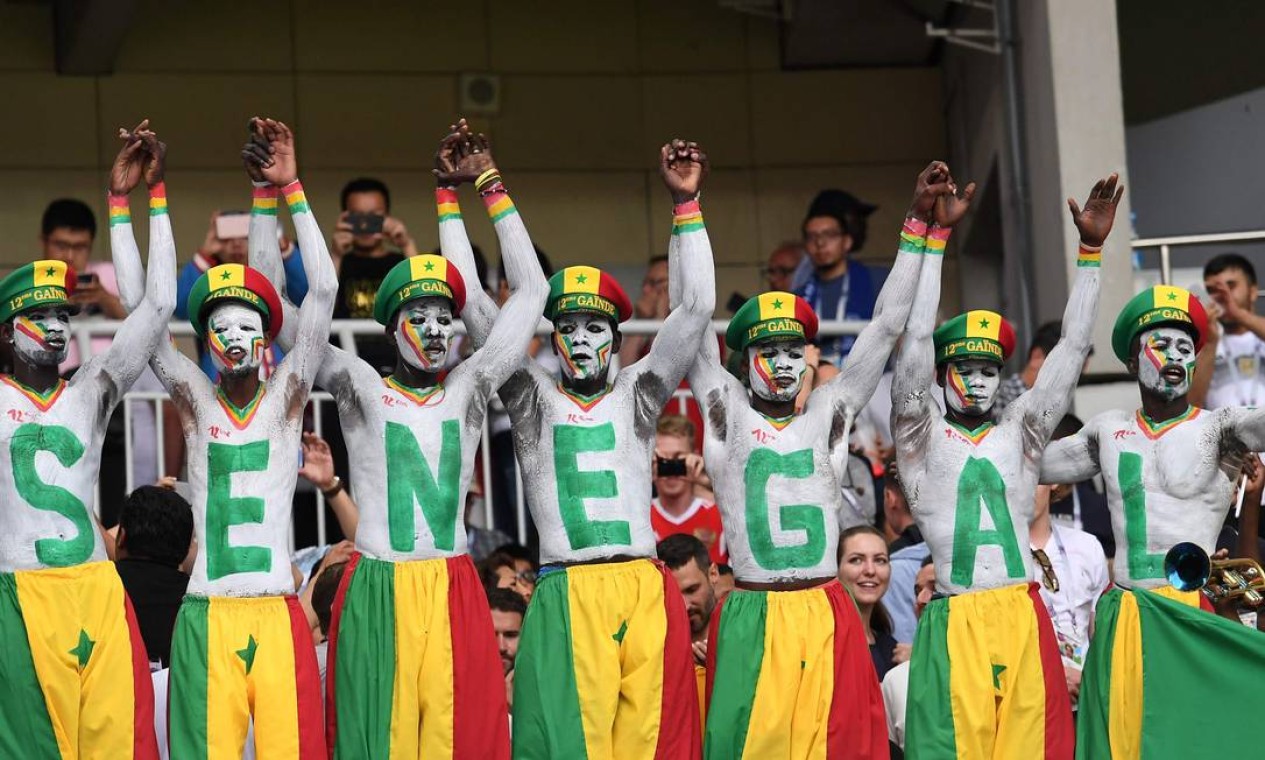Torcidedores da seleção de Senegal apoiaram a equipe durante os 90 minutos e fizeram a festa nas arquibancadas do Estádio Spartak com a vitória Foto: FRANCISCO LEONG / AFP