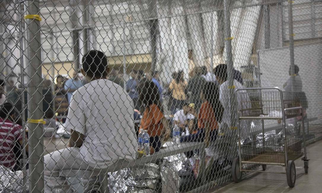Migrantes irregulares aguardam em centro de processamento na fronteira do Texas Foto: HANDOUT / AFP