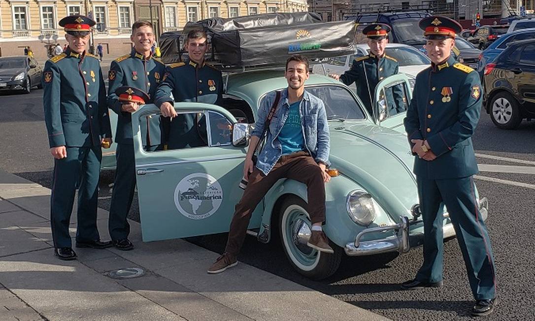 Com Fusca 68 vindo do Brasil, torcedores viajam pela Rússia