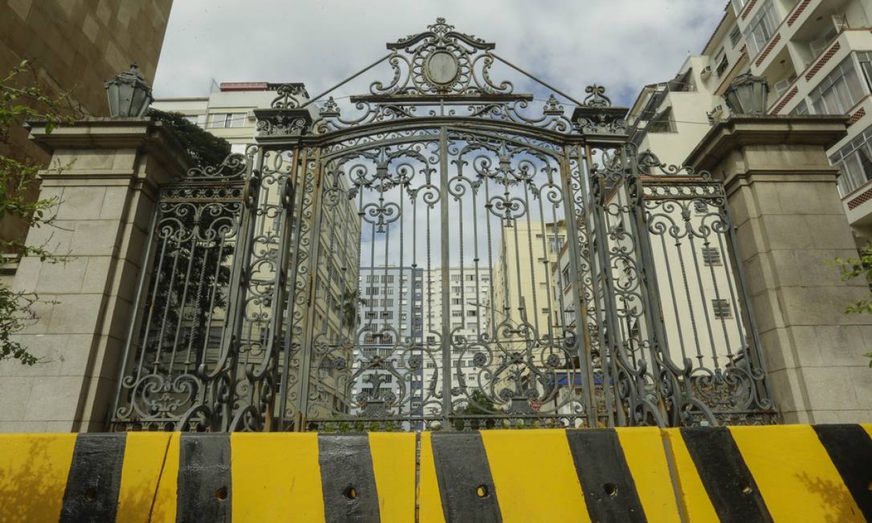 Portão do Parque Guinle está interditado porque ameaça desabar Foto: Gabriel de Paiva / Agência O Globo